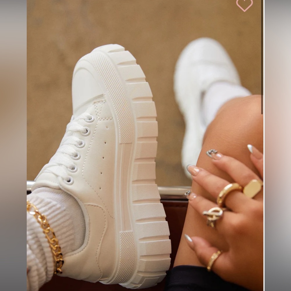 Chunky white sneaker 🤍